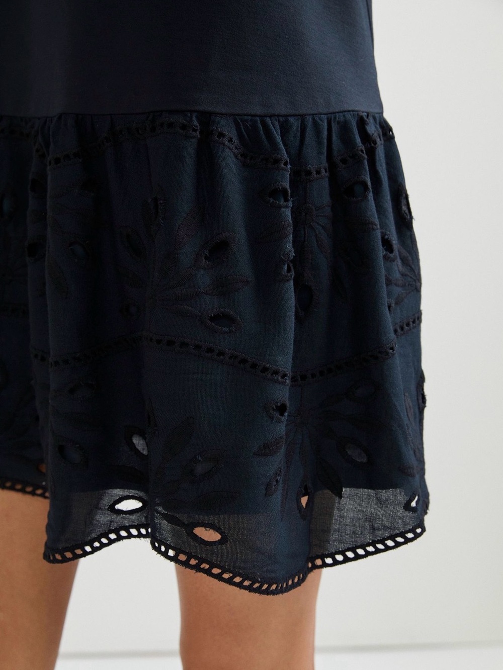 ANTHROPOLOGIE Maeve Black Flounced Eyelet Mini Shift Dress Size S - Picture 4 of 11